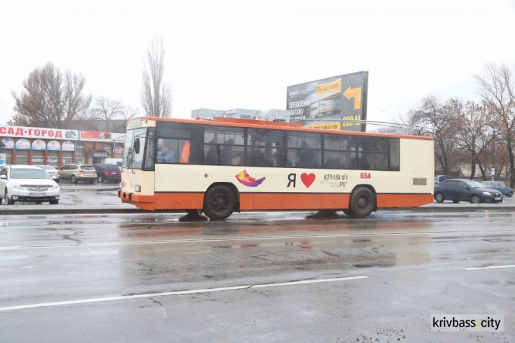 В Кривом Роге на самый длинный маршрут городского электротранспорта выехал новый гибридный троллейбус (фото)