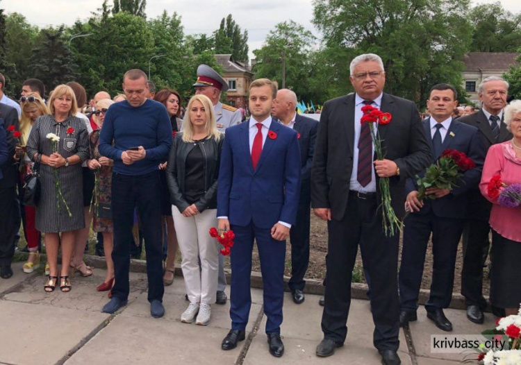 Несколько тысяч жителей Кривого Рога вышли на районное торжество к 9 мая (ФОТО)