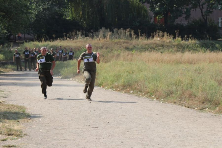 В Кривом Роге гвардейцы показали свою физическую подготовку (фото)