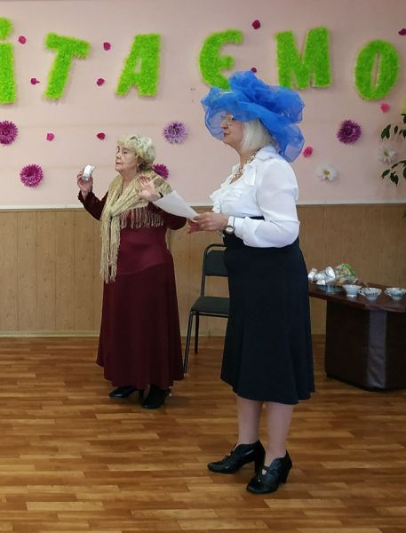 Парад шляпок: в Кривом Роге пенсионерки примерили оригинальные головные уборы (фото)