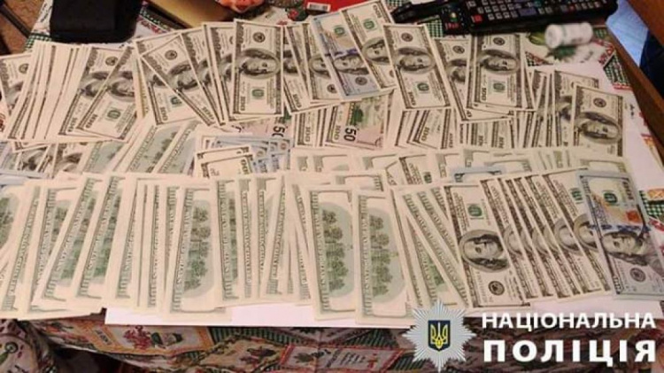На Днепропетровщине задержаны сотрудники госархива вовремя получения взятки