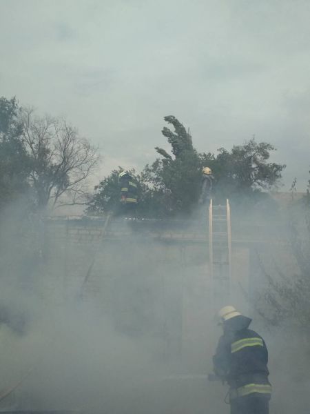 Крыши сразу четырех гаражей загорелись в Металлургическом районе Кривого Рога (ФОТО)