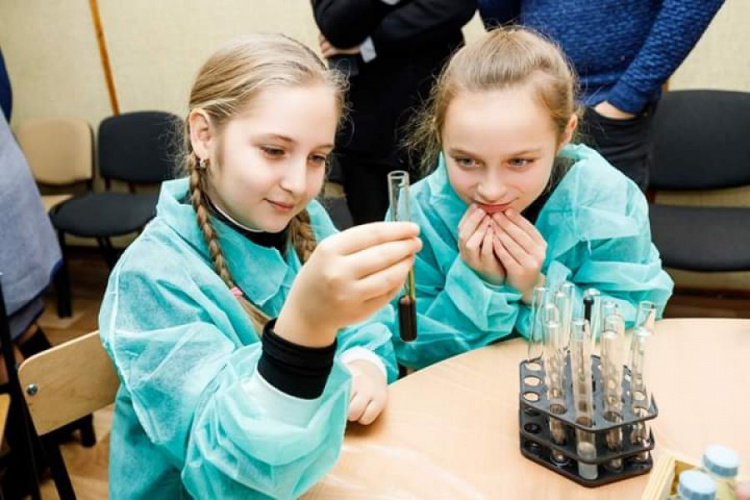 Уроки химии по-новому: в Кривом Роге открыли современную SMART-лабораторию для школьников(фото)