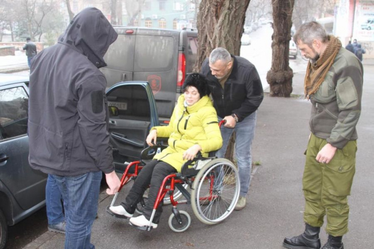 Бойцы АТО в Кривом Роге подарили коляску девушке с инвалидностью