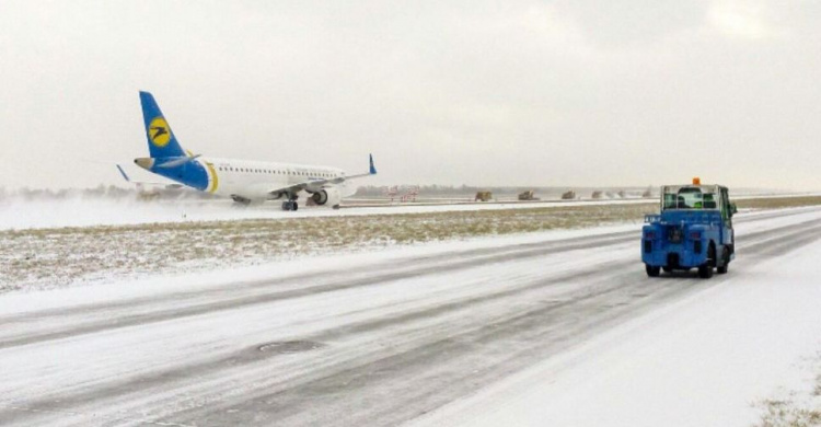 Самолёт, летевший из Египта в Кривой Рог, не смог приземлиться и улетел в Киев