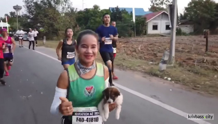 Жительница Таиланда во время марафона нашла потерявшегося щенка (ФОТО+ВИДЕО)