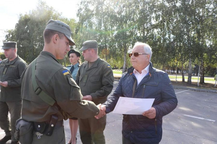 В Кривом Роге нацгвардейцам вручили сертификаты Донецкого юридического института (фото)
