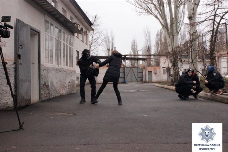 В Кривом Роге патрульные учили женщин защищаться от грабителей (фото)