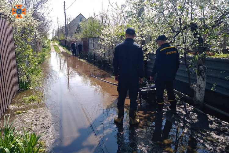 Рятувальники розповіли про підтоплені будинки на Дніпропетровщині: скільки домогосподарств досі у воді