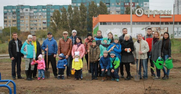 Жители микрорайонов Восточный-2,3 в Кривом Роге вышли на субботник (ФОТОРЕПОРТАЖ)