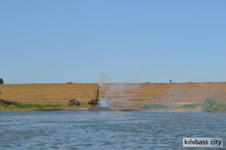  БМП и танки воды не боятся - доказано танкистами 17-й танковой бригады Кривого Рога (ФОТО)