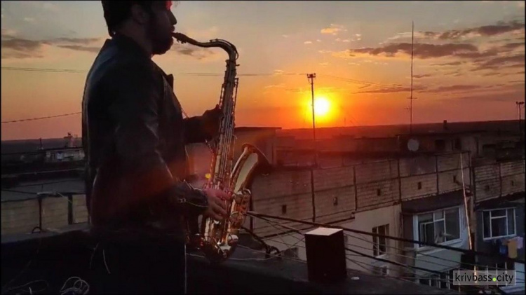 Криворожский саксофонист вновь выступил для соседей на крыше своего дома