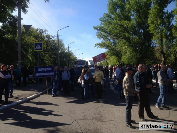 Митинг работников ПАТ «АрселорМиттал Кривой Рог» в разгаре (ФОТО)