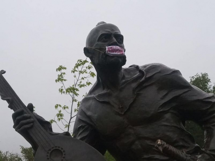 В Кривом Роге на памятник надели маску (фото)