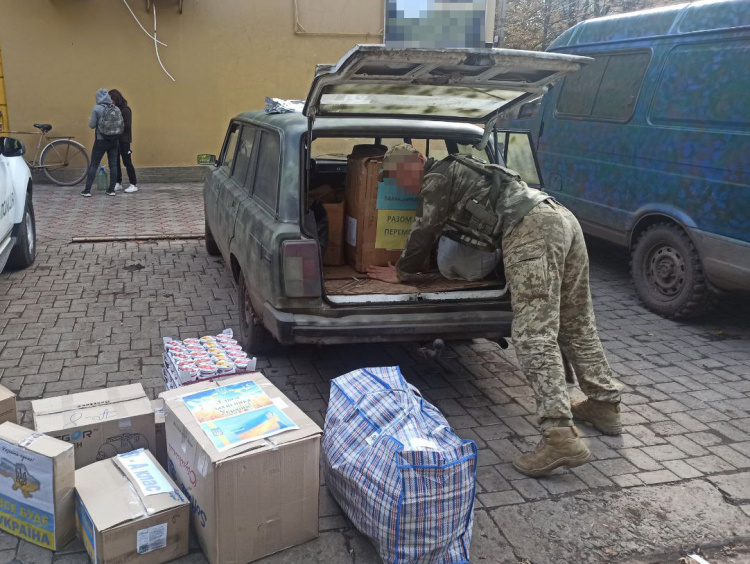 До свята поліцейські та волонтери Дніпропетровщини передали воїнам ЗСУ на передову необхідні речі і обереги