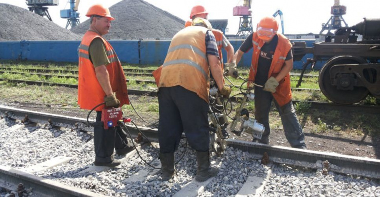 В Криворожском районе ремонтируют железнодорожные пути