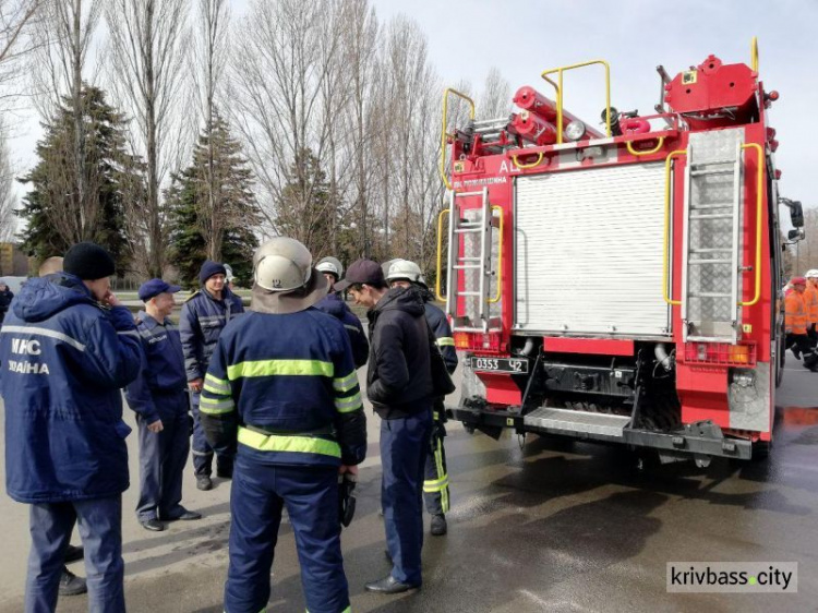 В Кривом Роге прошли учения: спасатели эвакуировали людей из торгово-развлекательного центра (ФОТО)