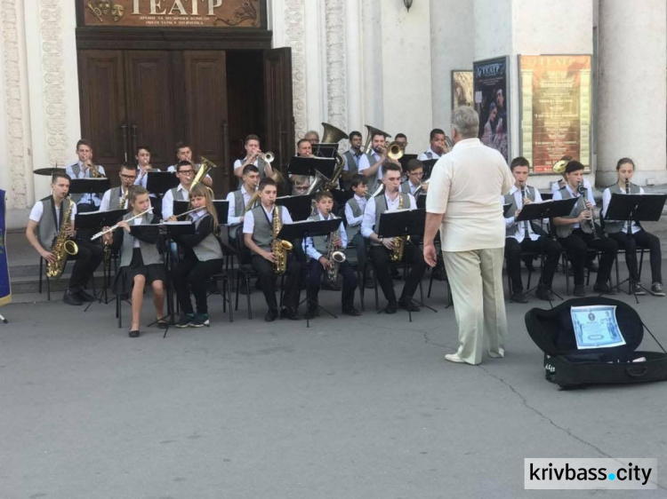Уличный концерт от Криворожского духового оркестра(ФОТО)