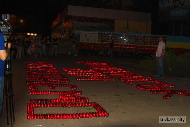 Кривой Рог помнит: горожане зажгли три тысячи свечей в память о погибших под Иловайском земляках (ФОТОРЕПОРТАЖ)