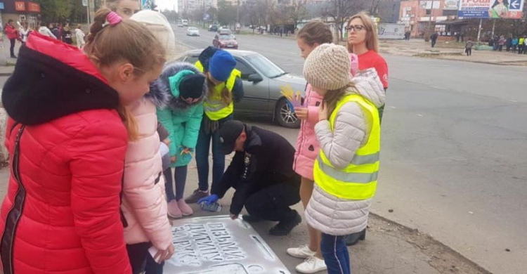 В Кривом Роге патрульные вместе с детьми напомнили жителям города о правилах безопасности на дорогах