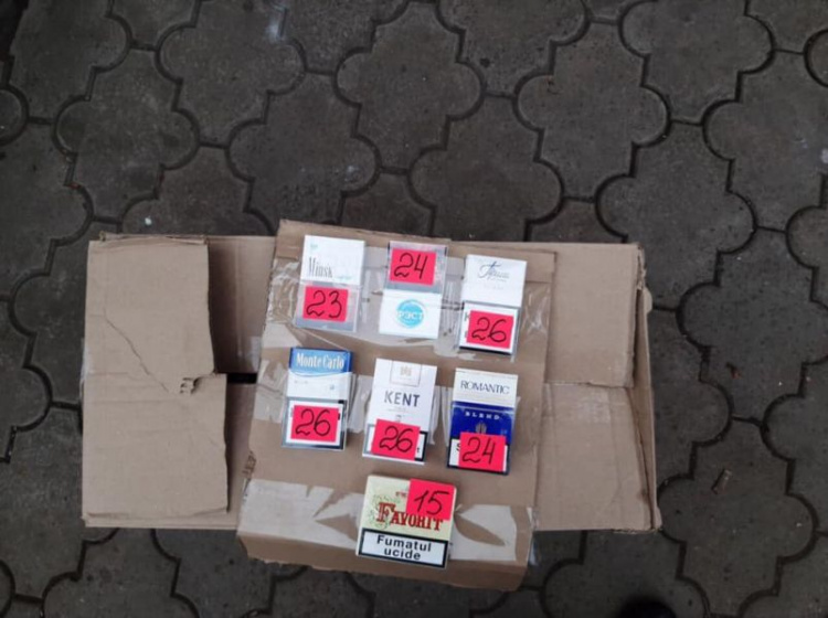 Правоохранители у криворожанки изъяли более 100 пачек контрафактных сигарет (фото)