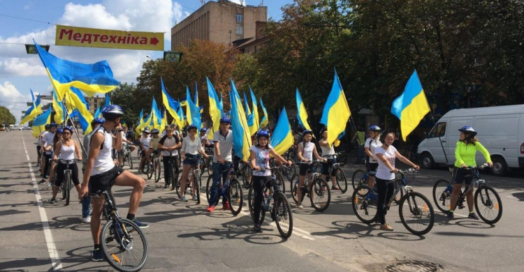 В Кривом Роге проехалось больше 150 велосипедистов с украинскими флагами (ФОТО)