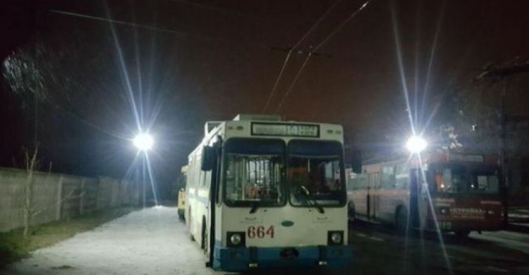 В Кривом Роге активисты заблокировали работу троллейбусного депо №1, на линии курсирует только половина машин (ФОТО)