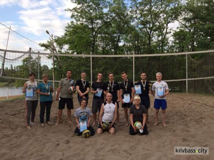 В Кривом Роге прошёл волейбольный турнир на открывшейся летней площадке (ФОТОРЕПОРТАЖ)