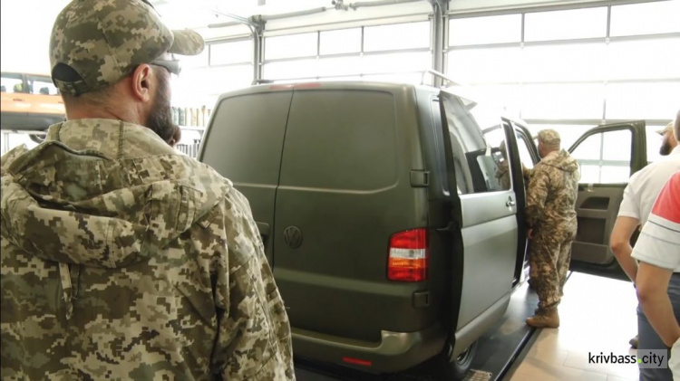 Криворожане подарили своему депутату в АТО боевой транспортер «Фольксваген» (ФОТО)