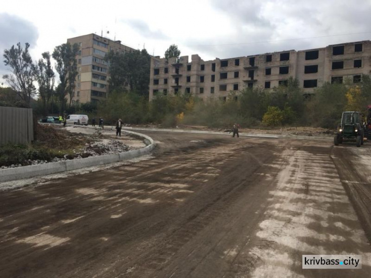 Криворожские коммунальщики показали толщину нового асфальта на улице Толстого (ФОТОФАКТ)