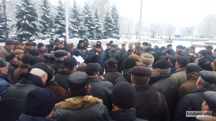 Пенсионеры силовых структур, возмущенные действиями Кабмина, вышли на митинг в Кривом Роге