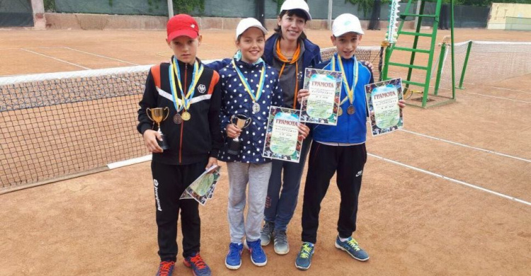 Юные криворожские теннисисты завоевали три первых места на соревнованиях в Новой Каховке (фото)