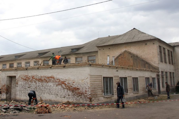 Под Кривым Рогом реконструируют 90-летнюю школу (фото)