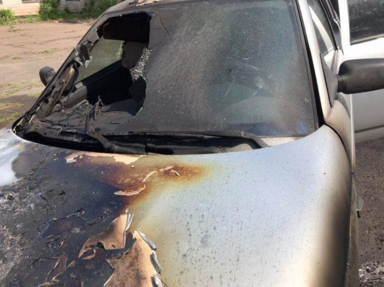 В Кривом Роге средь бела дня горел автомобиль (фото)