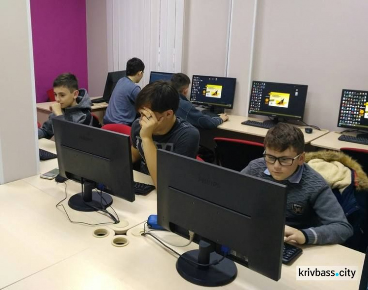 В Кривом Роге около 60 учеников боролись за звание лучшего в области IT (ФОТО)