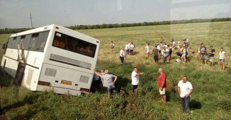 Автобус с детьми из Кривого Рога слетел в кювет