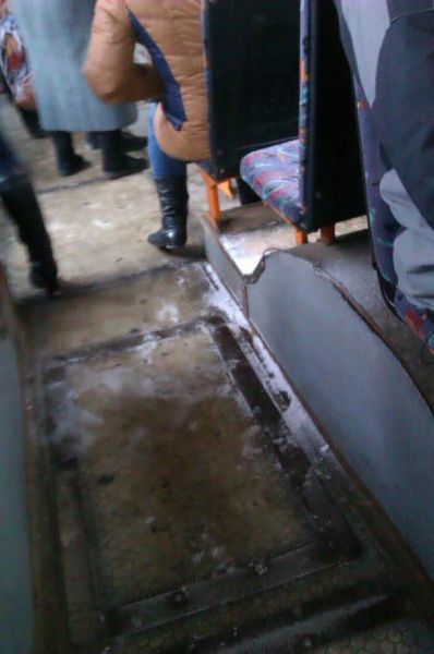 В Кривом Роге из-за снега не видно пассажиров в салонах отремонтированных троллейбусов (ФОТО)