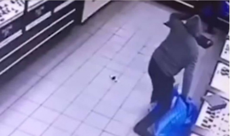 В Кривом Роге полиция ищет свидетелей дерзкого ограбления ювелирного магазина