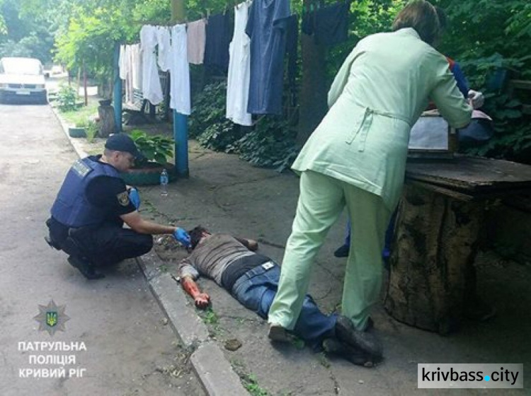Патрульные Кривого Рога оказали помощь мужчине в беспомощном состоянии (ФОТО)