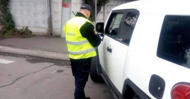 Патрульные на улицах города выписали штрафы криворожанам за неправильную парковку (ФОТО)
