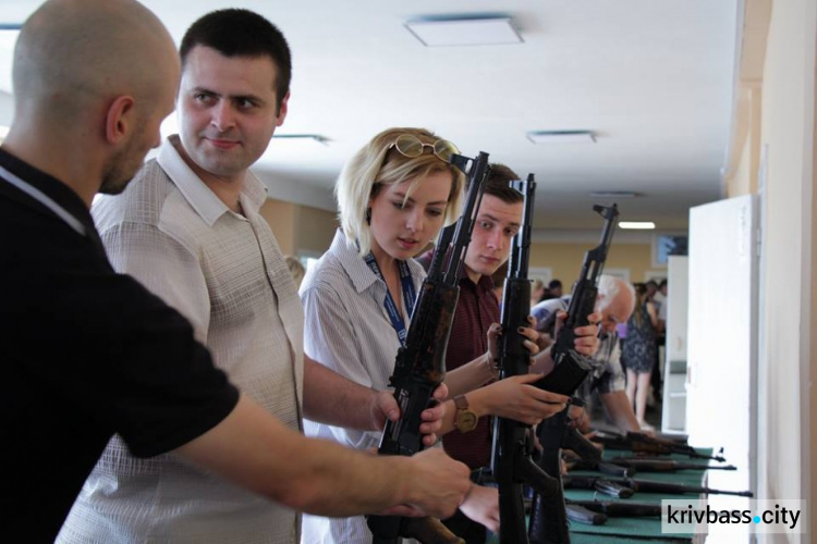 Криворожан научили стрелять из огнестрельного оружия (ФОТОРЕПОРТАЖ)