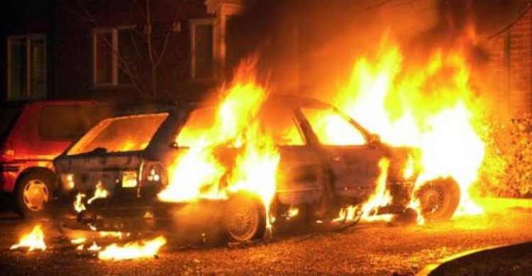 В Кривом Роге ночью загорелись два автомобиля