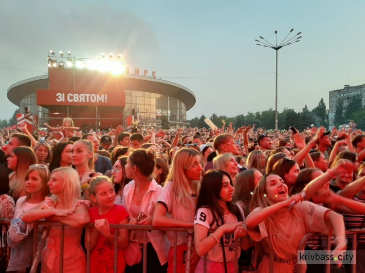 Более 20 тысяч криворожан побывали на главном праздничном концерте в честь Дня металлургов и горняков (фото)