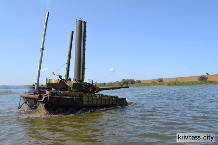  БМП и танки воды не боятся - доказано танкистами 17-й танковой бригады Кривого Рога (ФОТО)