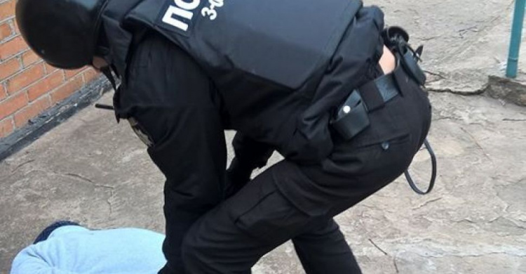 У Кривому Розі поліцейські затримали чоловіка, який посеред білого дня вдерся у приватний будинок (фото)