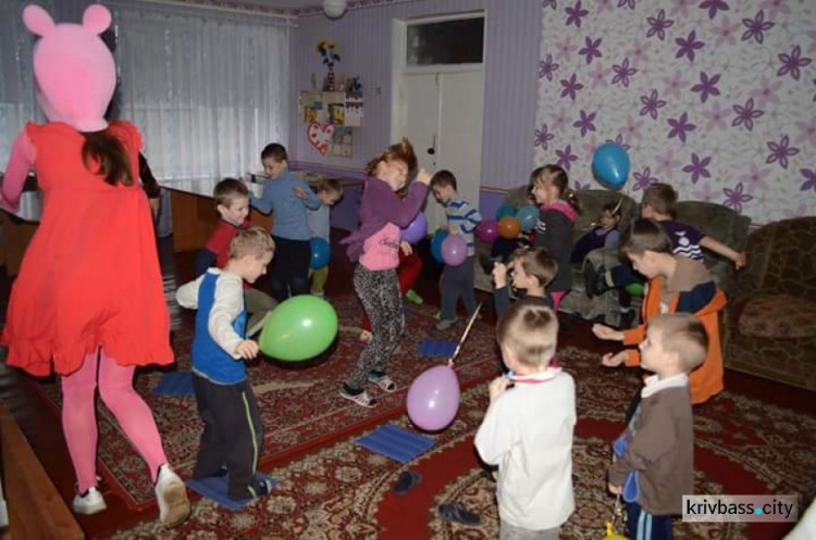 Волонтеры из Кривого Рога посетили детский дом с развлекательной программой (ФОТОРЕПОРТАЖ)