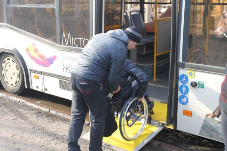Транспорт без границ в Кривом Роге: люди на инвалидных колясках проинструктировали водителей как пользоваться пандусом в троллейбусе