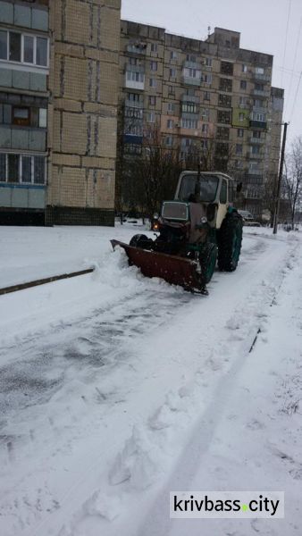 На міських автошляхах працює снігоприбиральна техніка