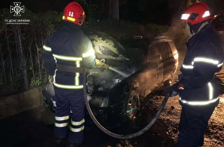 У Кривому Розі загорівся легковий автомобіль Opel Omega: причину встановили рятувальники