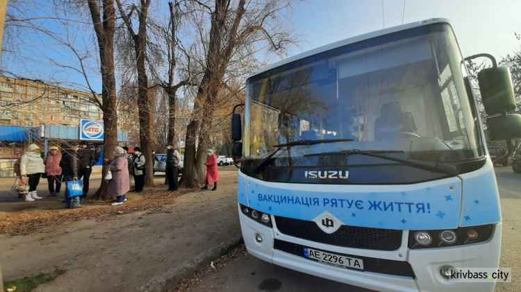 У Кривому Розі вийшов на маршрут автобус для підвозу людей до пунктів вакцинації